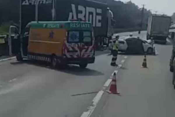 Acidente entre carro e carreta deixa um morto e um ferido em Itapecerica da Serra acidente-entre-carro-e-carreta-deixa-um-morto-e-um-ferido-em-itapecerica-da-serra